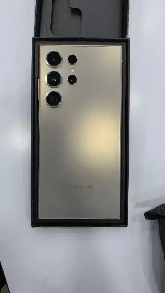 Samsung S24 Ultra 12/256 Normal jaya Fullset. Ada minus