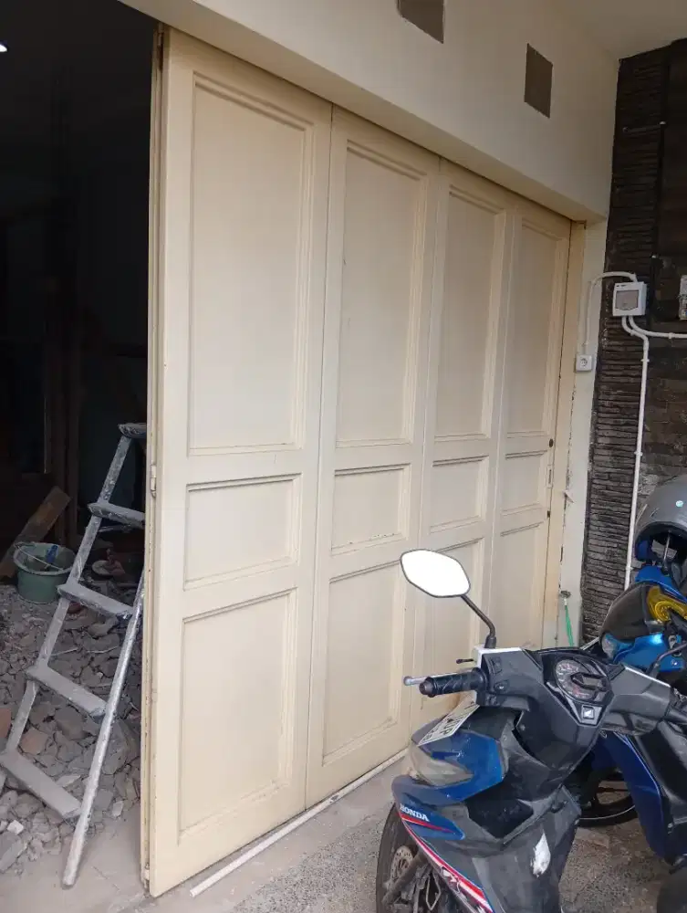 Pintu Henderson Bekas