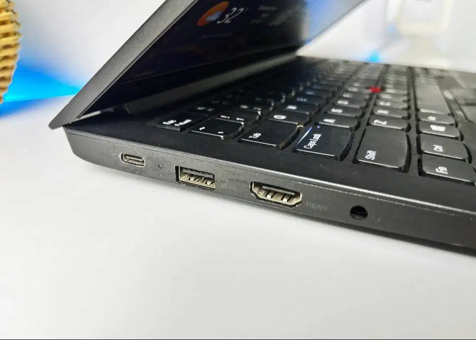 Laptop Lenovo Thinkpad E14 Ryzen bodi slim aluminium cover kokoh Layar
