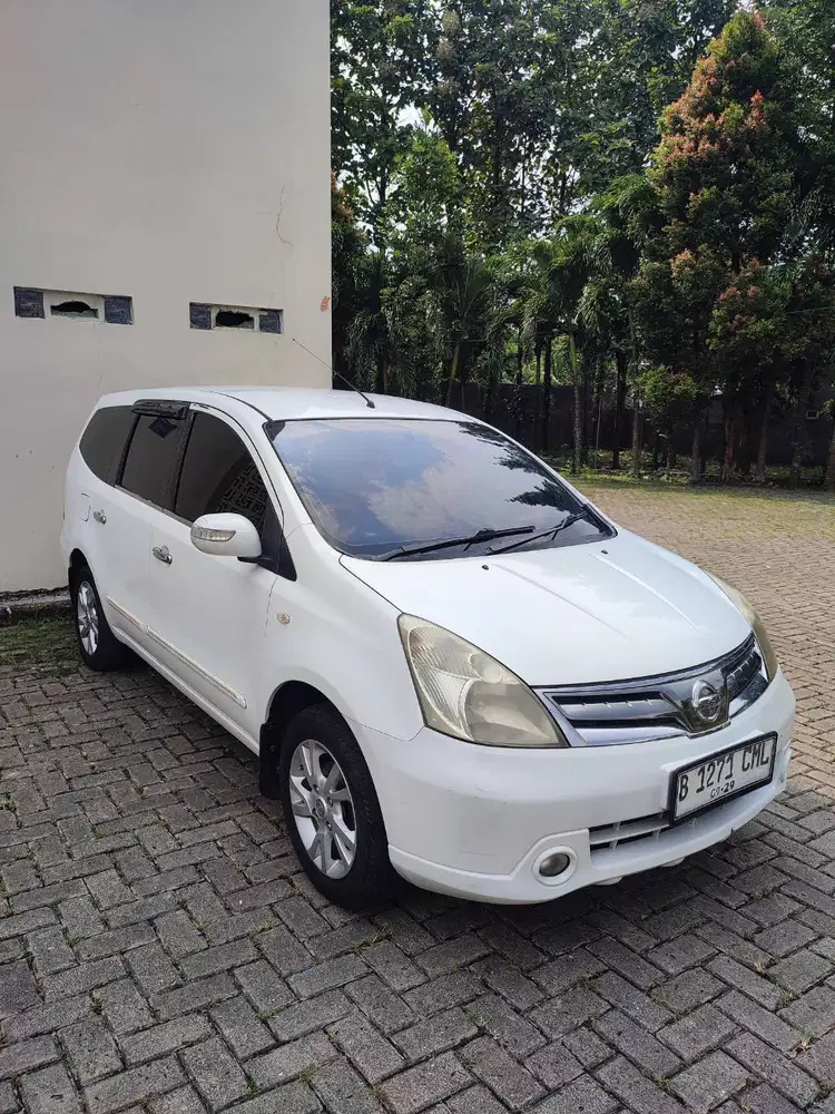 Grand Livina XV 2011 Matic Putih
