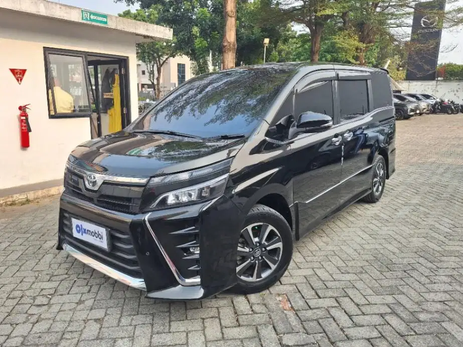 LOW DP Toyota Voxy 2.0 Bensin-AT 2017 RAS