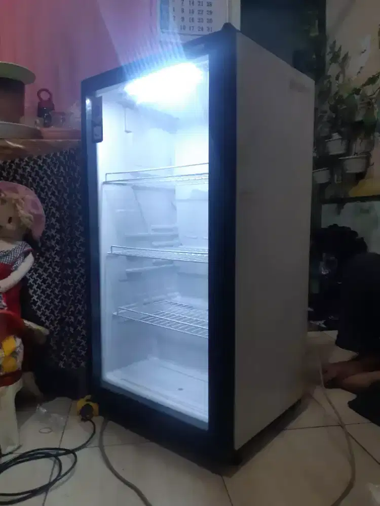Showcase minuman maspion