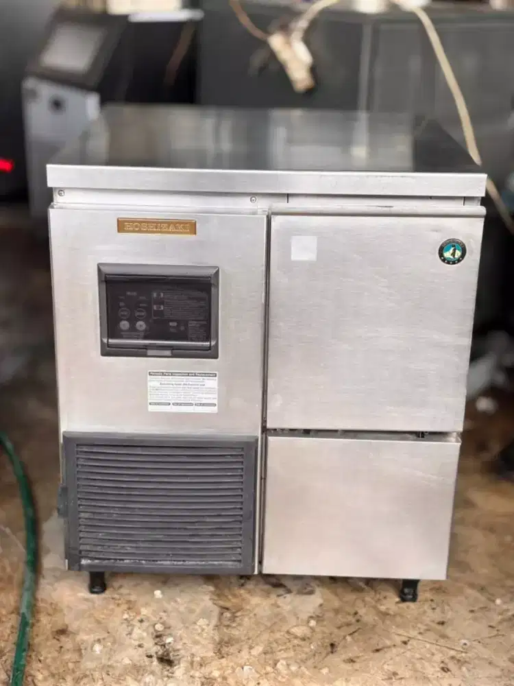 ICE MAKER
Merk HOSHIZAKI
Model FM 150KE-N
Bentuk es Flake