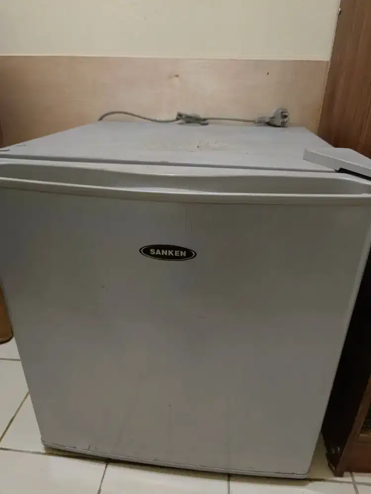 Lemari ES Mini Bar SANKEN SN-118KEG Kulkas Mini 44 Liter 70 Watt SN118