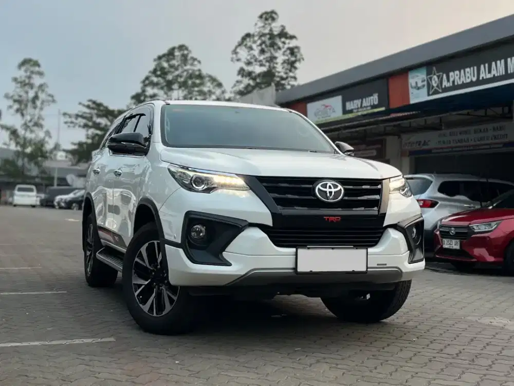 TOYOTA FORTUNER VRZ TRD 2.4 DIESEL AT MATIC 2018 PUTIH , KM 86RB