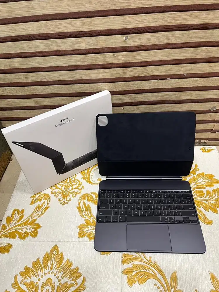 Apple Magic Keyboard 13 inch For Ipad Pro M4| M5 Second Ibox Like New