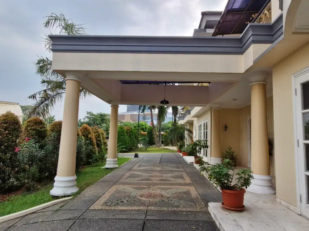 Rumah Mewah Besar Hoek di Kota Wisata