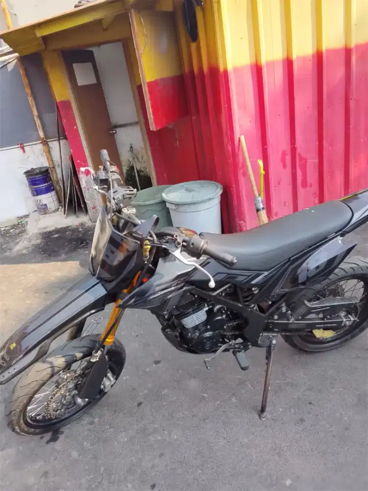 Di jual cepat : Kawasaki D-Tracker Tahun 2010 super motor murah.
