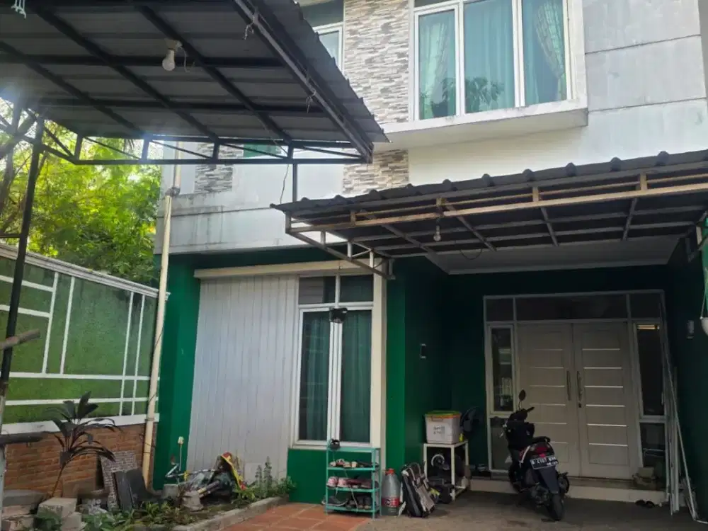 Dijual Rumah Dua Lantai di Town house Lokasi Strategis Kranggan