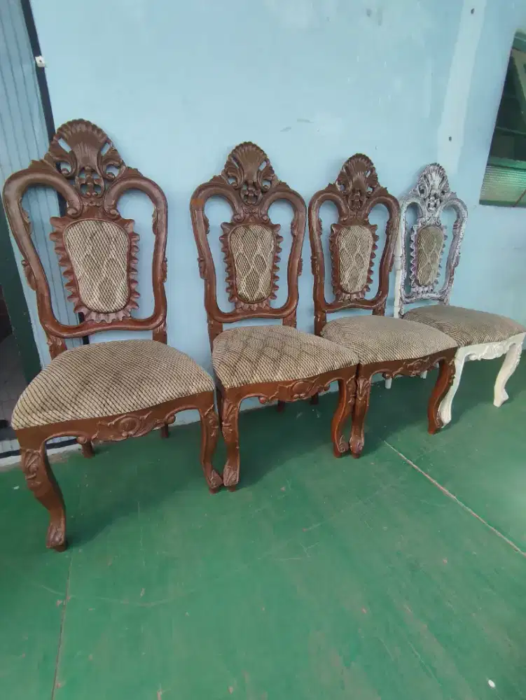 Kursi dan meja makan