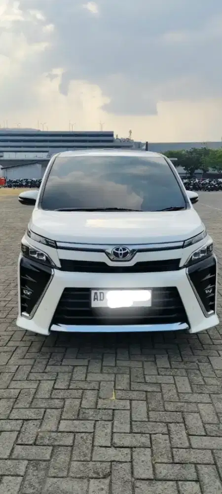 Toyota Voxy 2.0 / AT KM 55.000 Tahun 2018, White