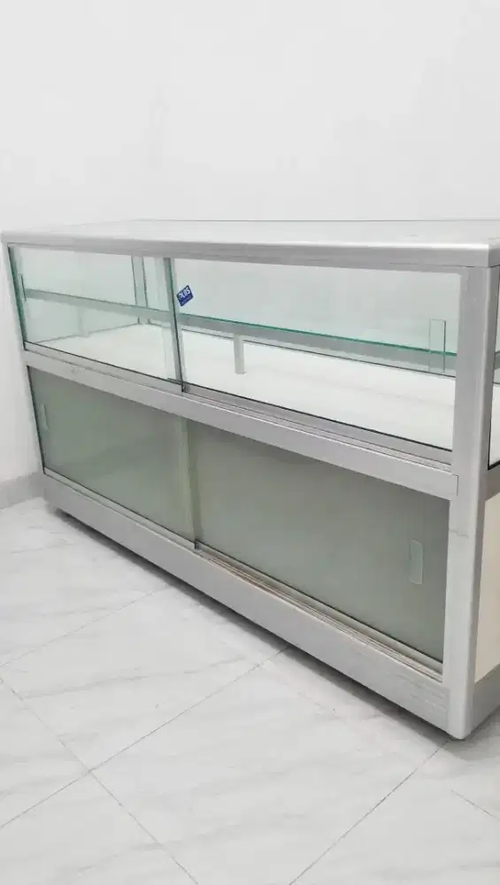 JUAL B.U , ETALASE  PANJANG UKURAN 1,5 METER ,MULUS