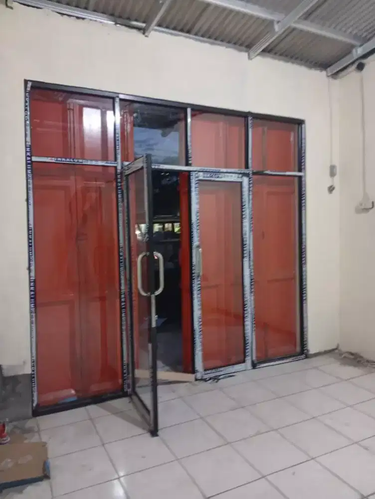 kaca dan aluminium,