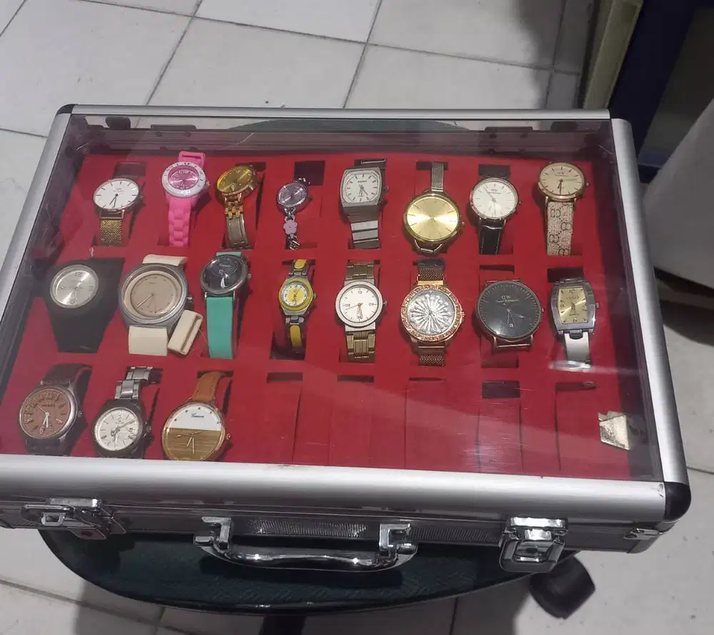 KoperJam Tangan,CaII O8I3IO7 55OOO,Ada 20 Arloji,normal,semua 1,5jt