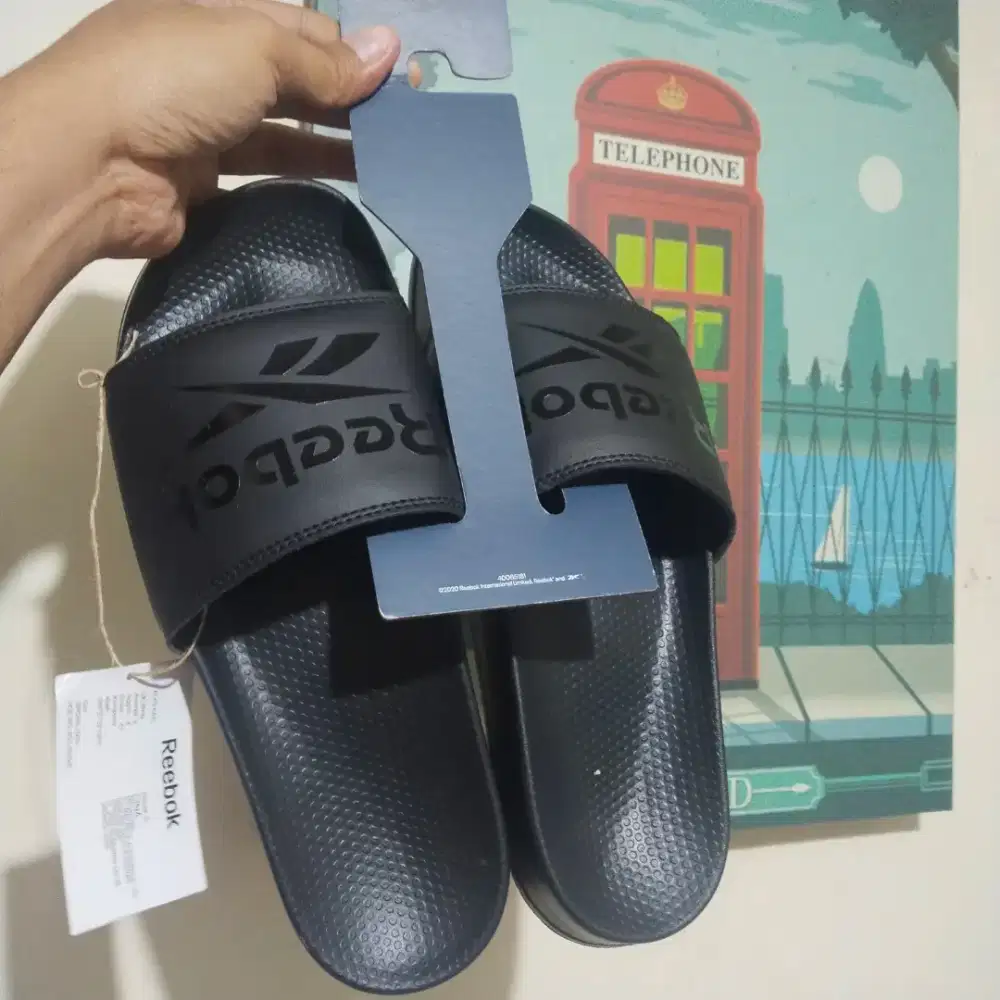 Sendal Reebok pria