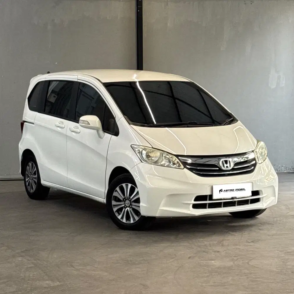 FREED E PSD 2014 / 2013 Matic Bagus Murah Kredit Bekas Surabaya Tgn1