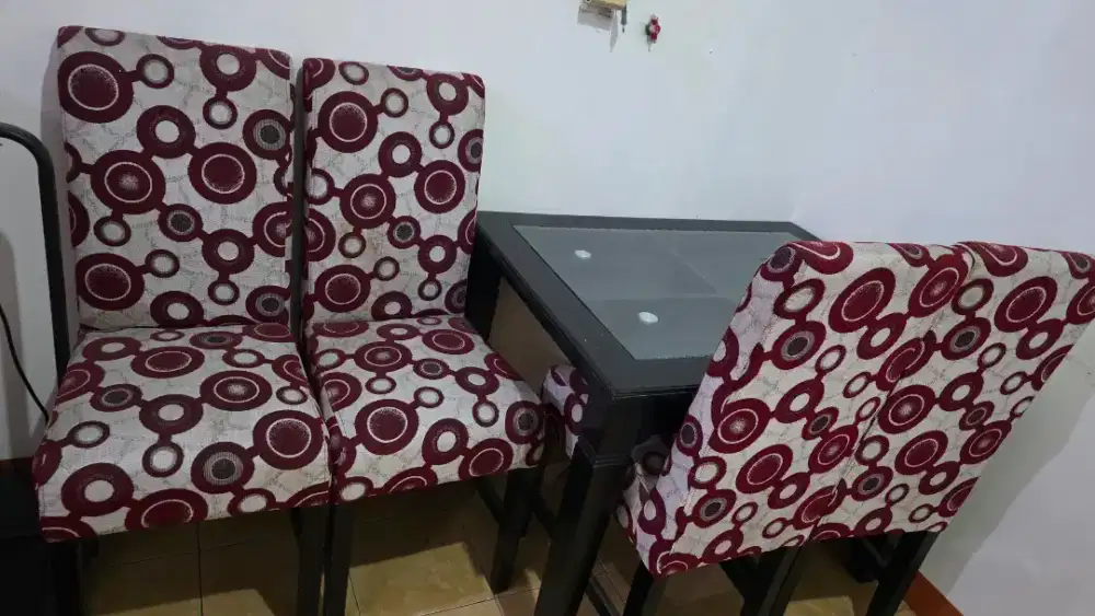 Meja makan rumah