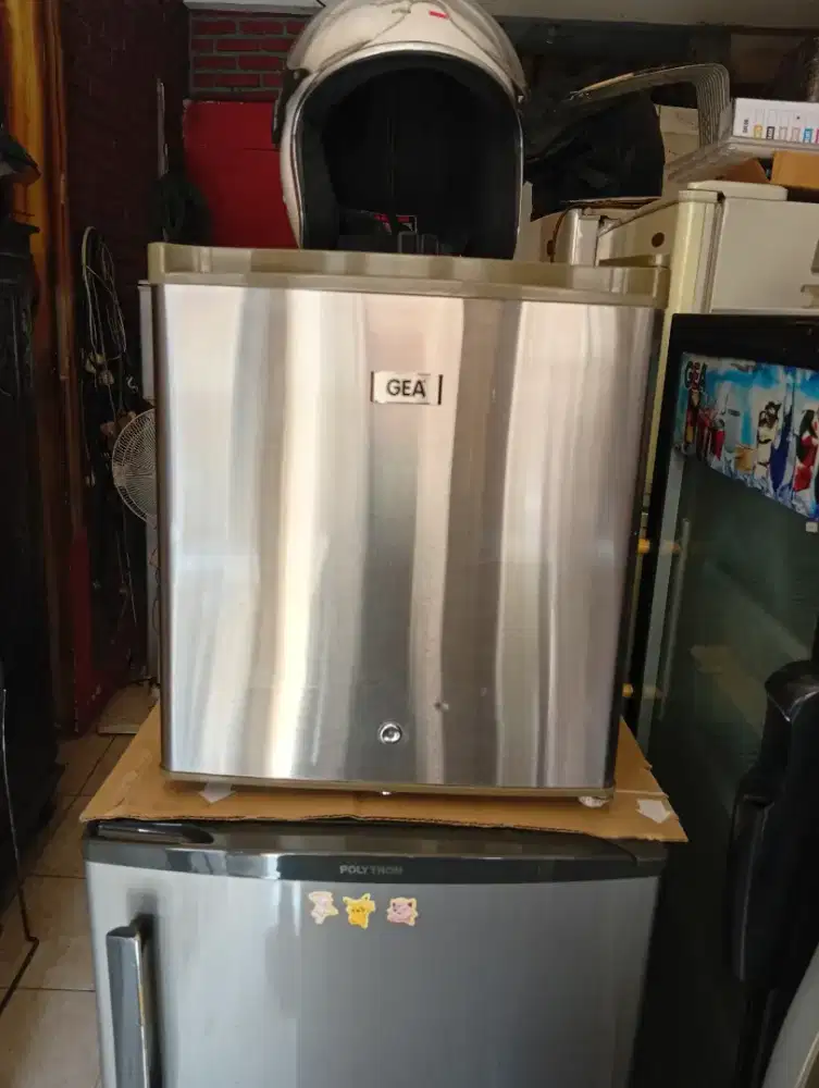 Kulkas bekas mini bar Mer GEA masih bisa bikin es