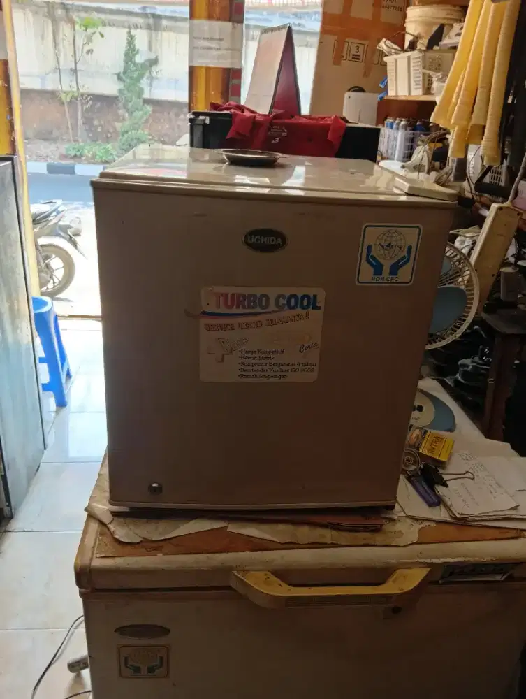 Kulkas mini bar bekas Mer UCIDA bisa bikin es