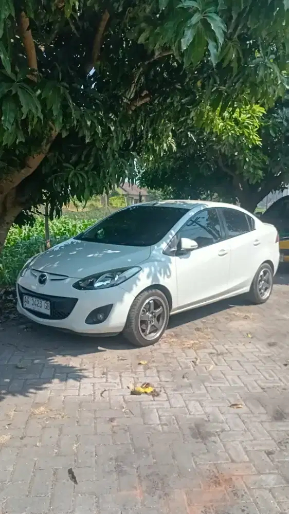 Dijual cepat Sedan Mazda 2 A.T. 2012 Putih. Nego