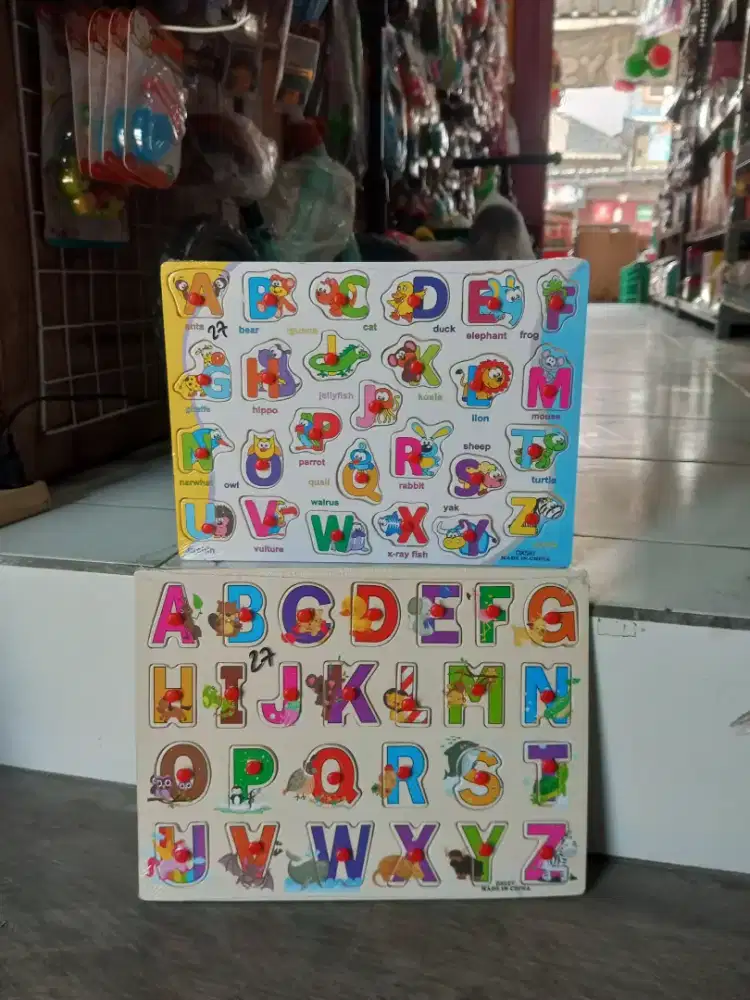 Mainan anak puzzle huruf kayu