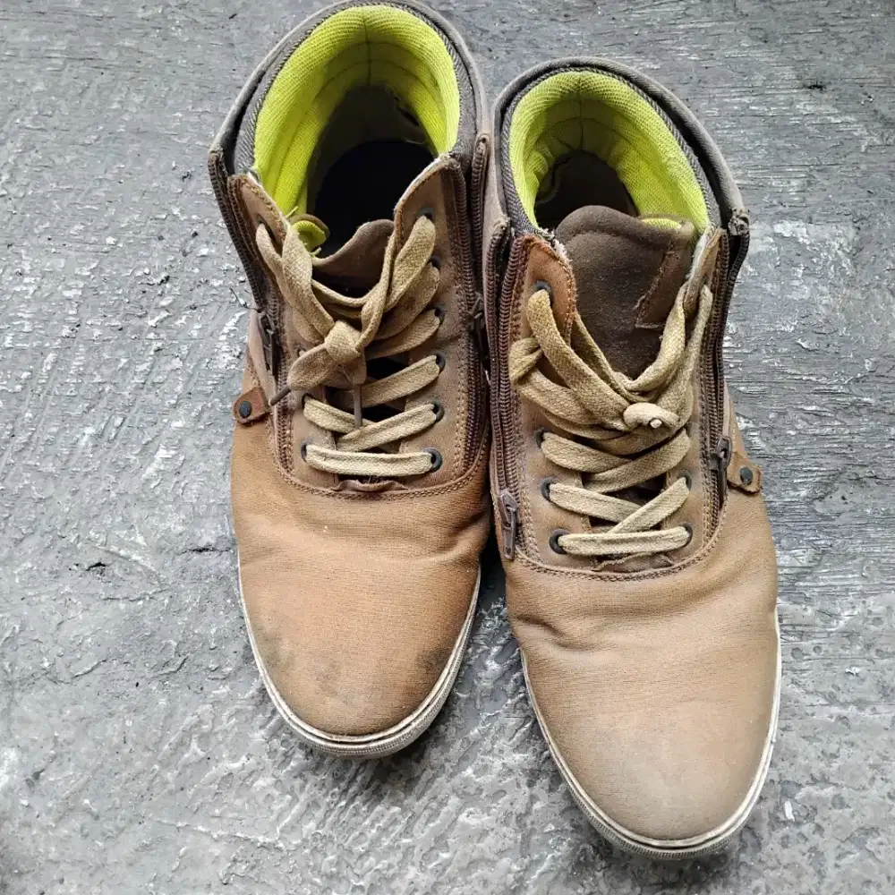 Sepatu bekas warna coklat