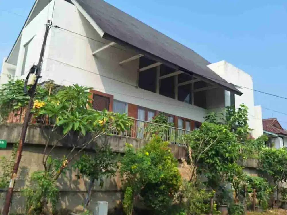 Jual Rumah Mewah Cantik dan Asri di Puri Flamboyan