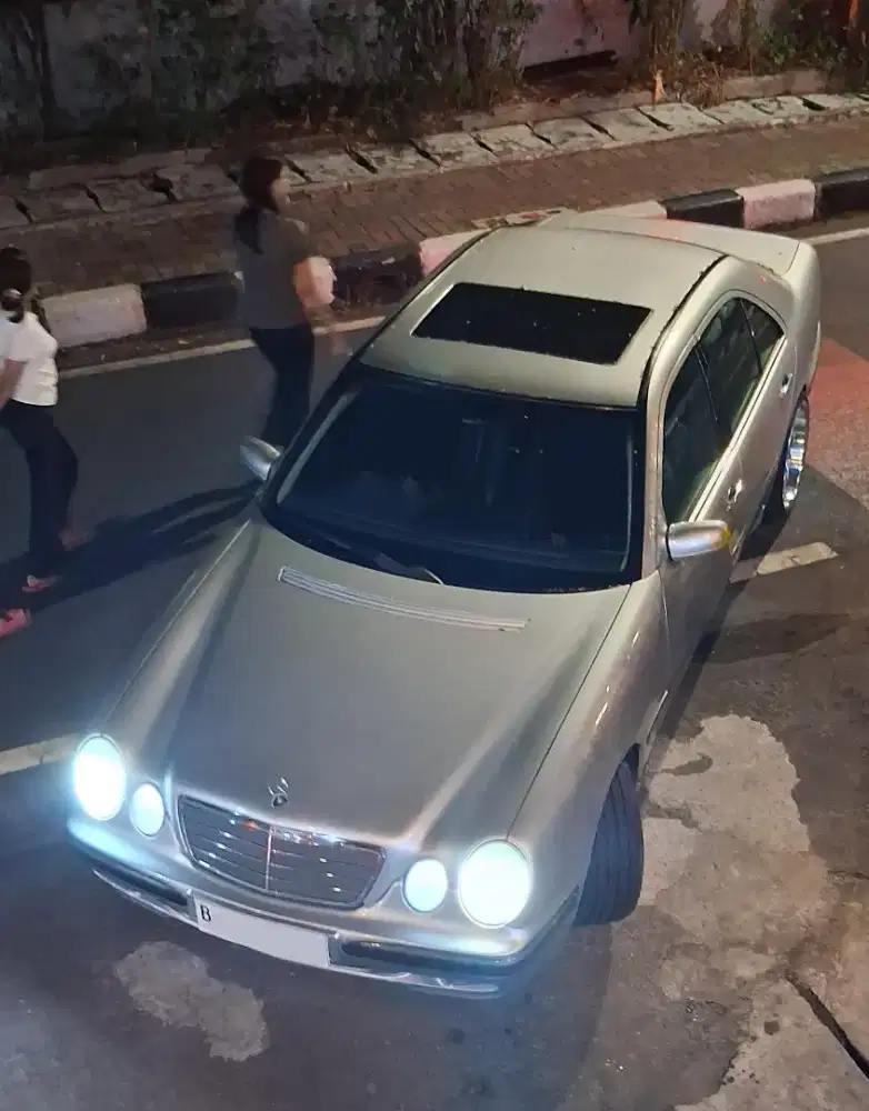 MURAH. Mercedes Benz E240 SUNROOF A/T 2001 e260 amg e250