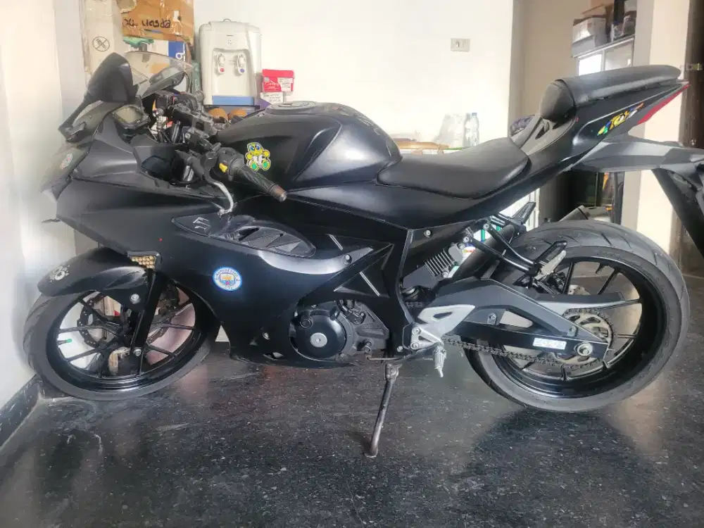 Jual gsx 150r warna hitam