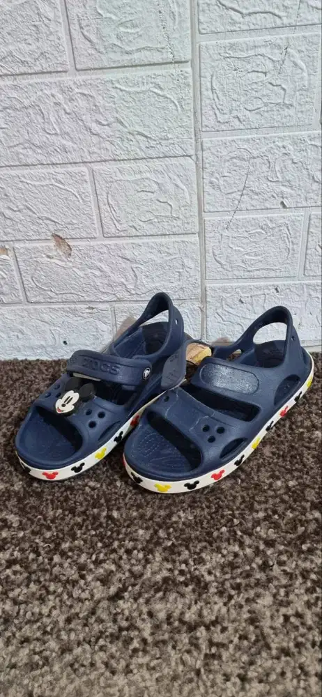 sandal anak crocs mickey mouse size j1  kondisi new  minus lem kelopek