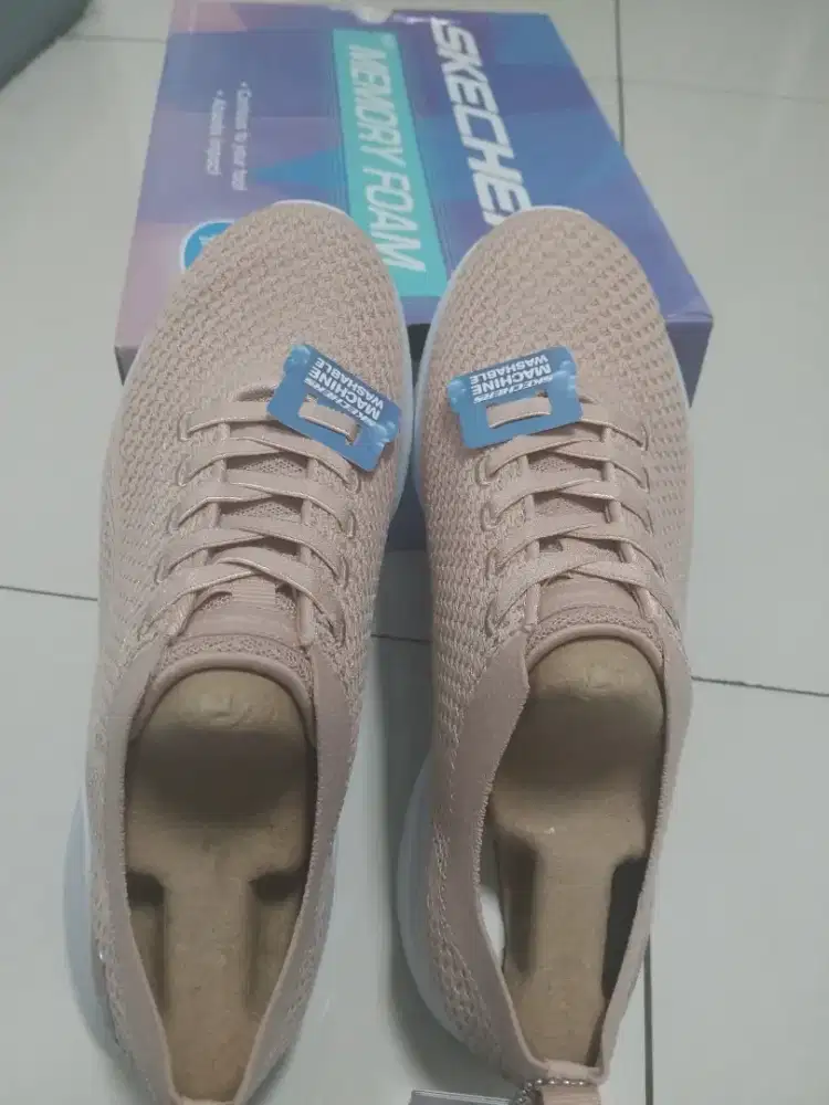 Sepatu skechers memory foam