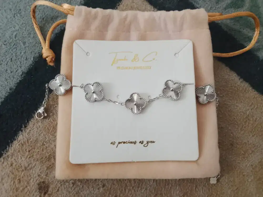 GELANG CLOVER TYMBI & CO DIJUAL CEPAT!