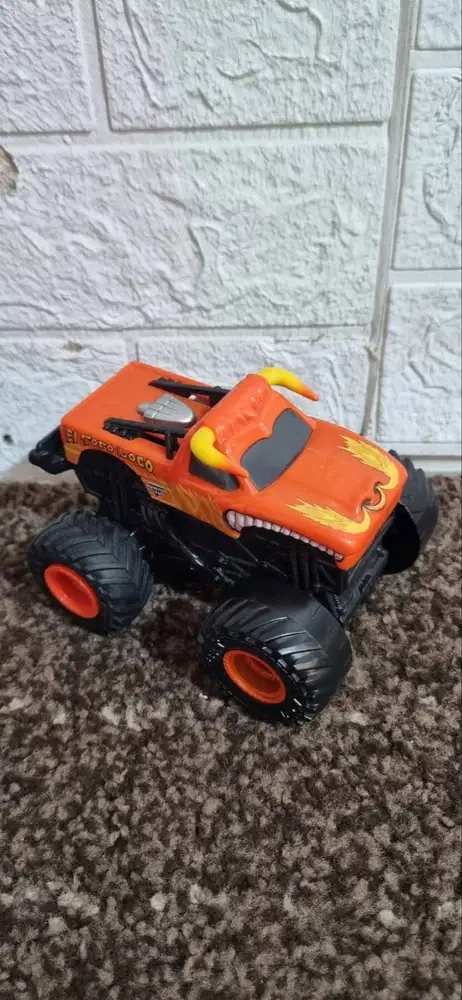 truk monster Monster Jam El Toro Loco yang diproduksi oleh Spin Master