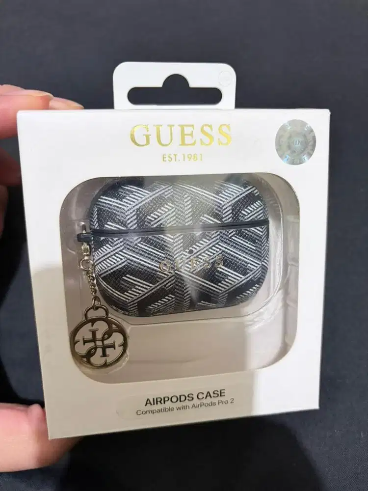 JUAL CASE + KEYCHAIN AIRPODS PRO 2 GUESS PLAYWORKS