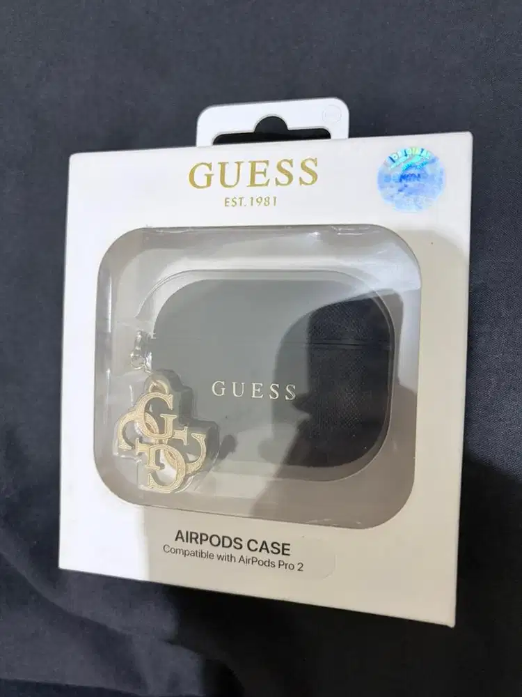 JUAL CASE + KEYCHAIN AIRPODS PRO 2 GUESS LOGO HITAM PLAYWORKS