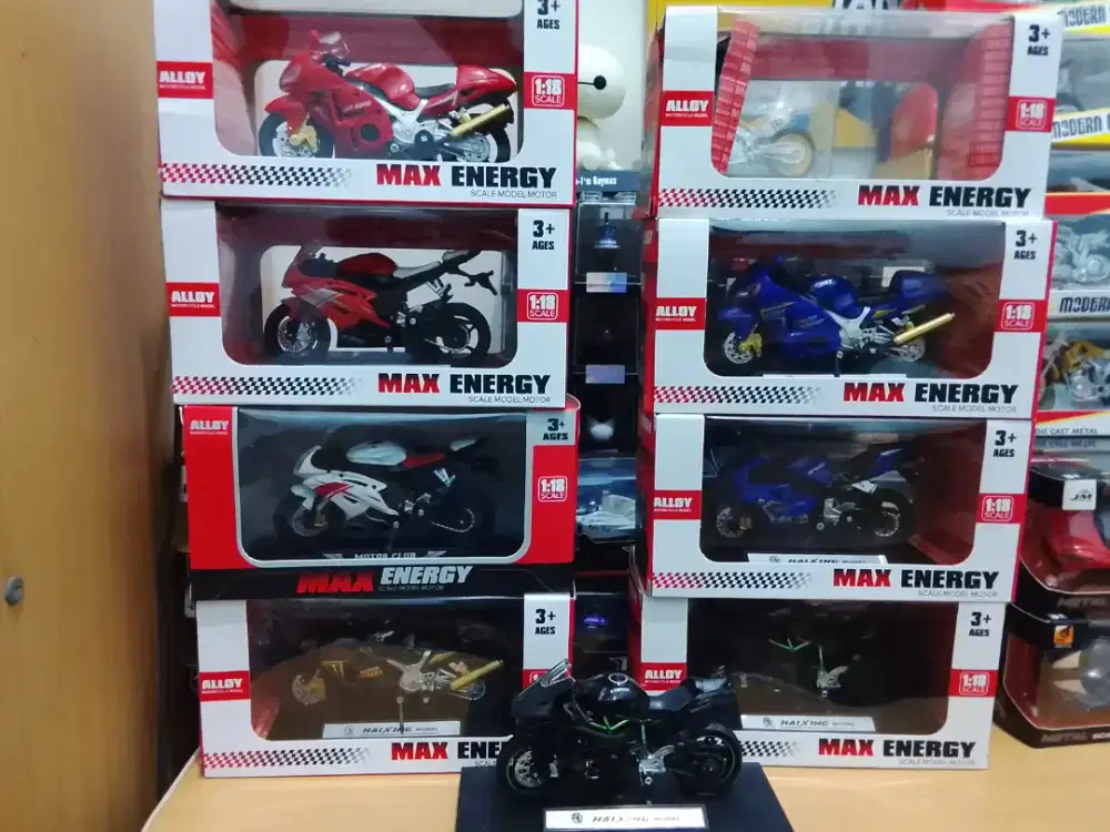 Diecast motor balap