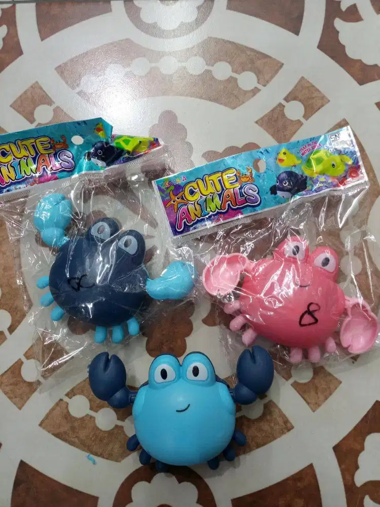 mainan anak kepiting air putar