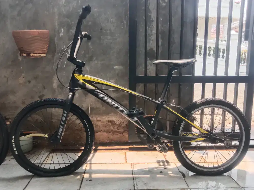 Di jual Sepeda BMX seri United Ryker Team Issue