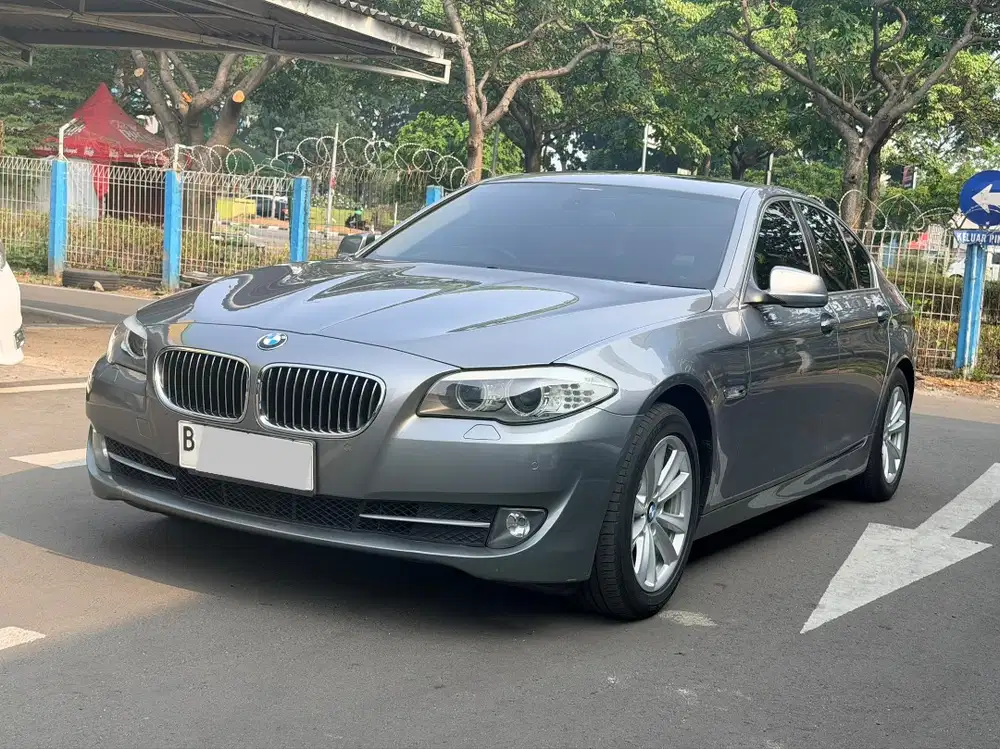BMW 520i AT GREY 2012