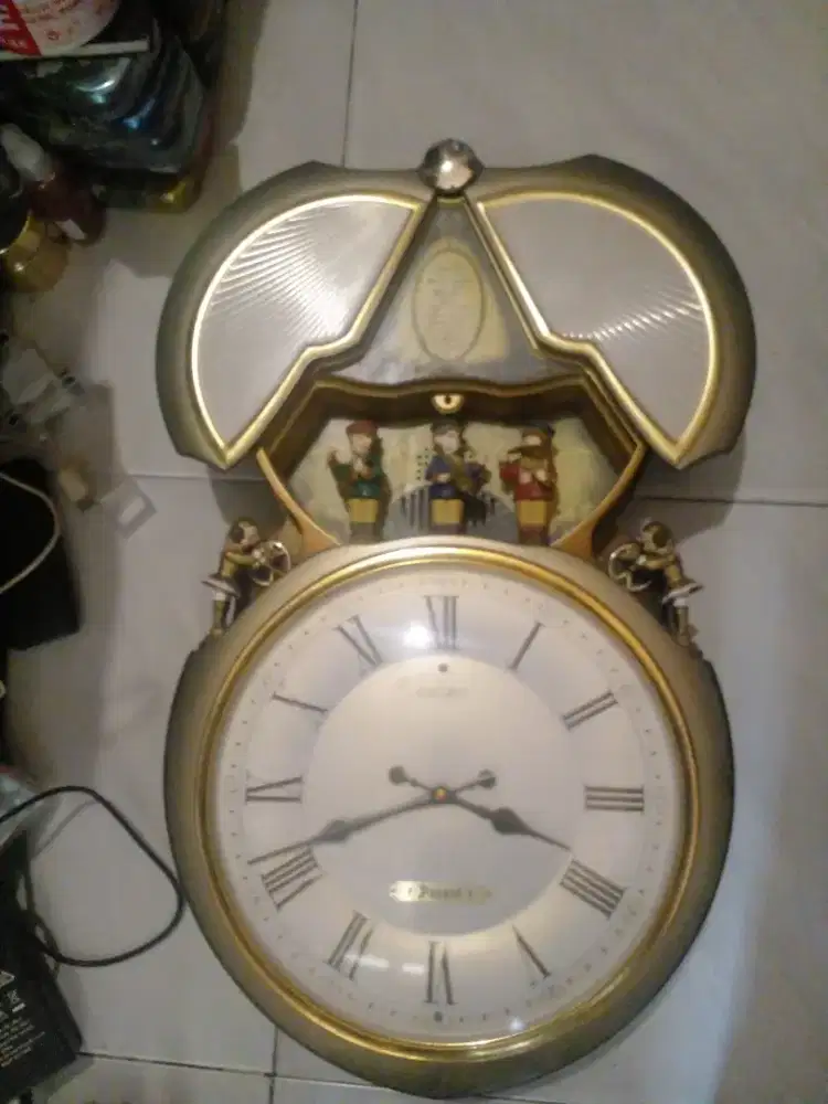 Seiko pupet jam dinding antik