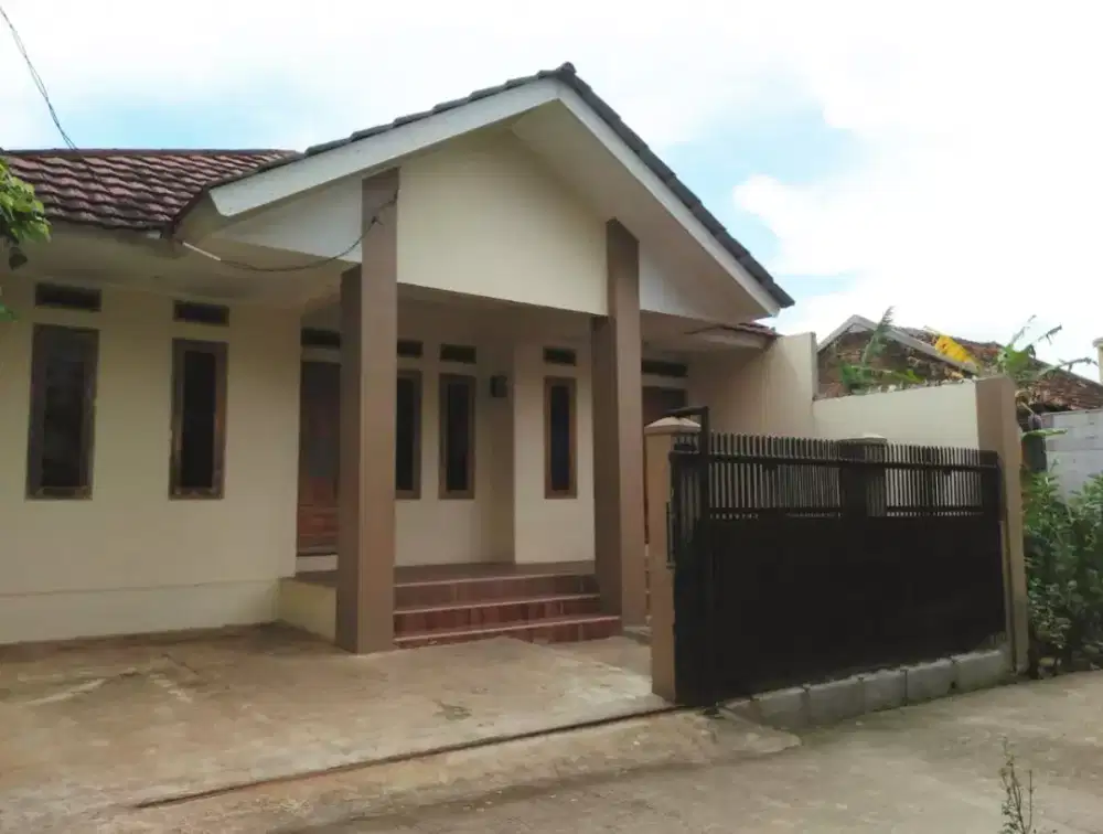 Dikontrakan Rumah Asri Siap Huni, 3 Kamar 2 Toilet, Garasi Luas, Aman.