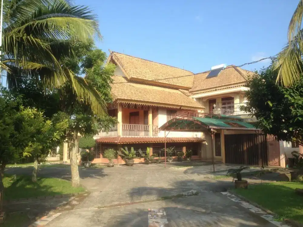 DIJUAL RUMAH BESAR & KOKOH – HALAMAN LUAS, 4 KAMAR DENGAN ROOFTOP