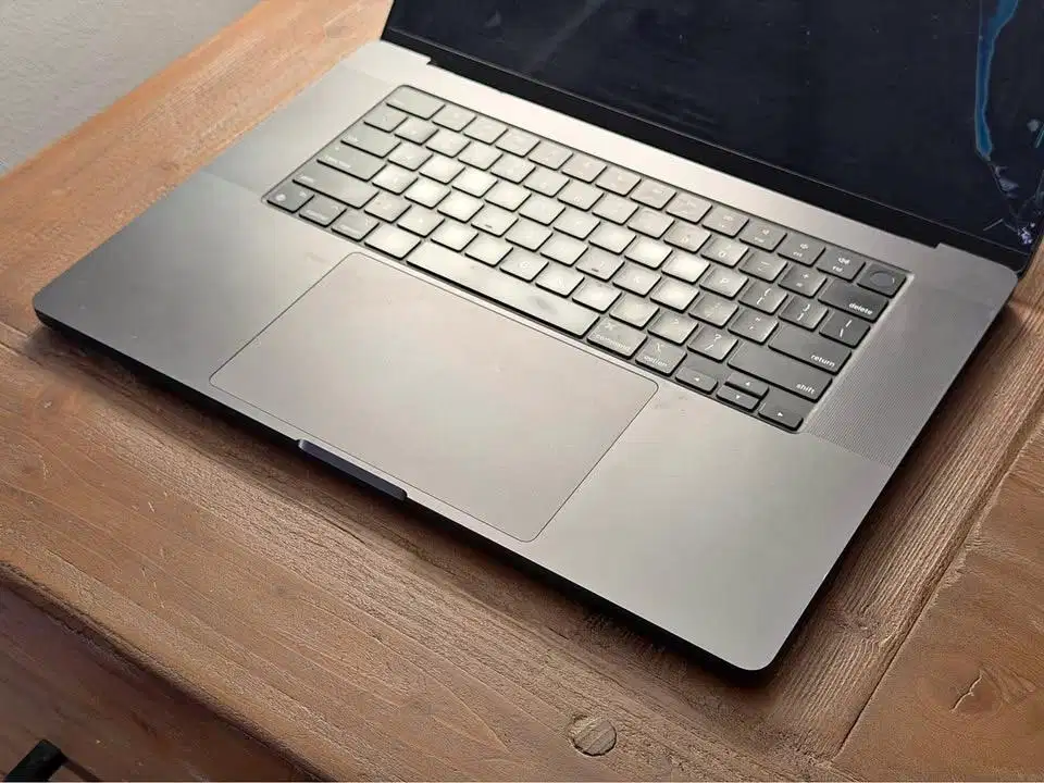 Macbook Pro M3 Pro 36GB Ram/512GB Storage (Baca Deskripsi)
