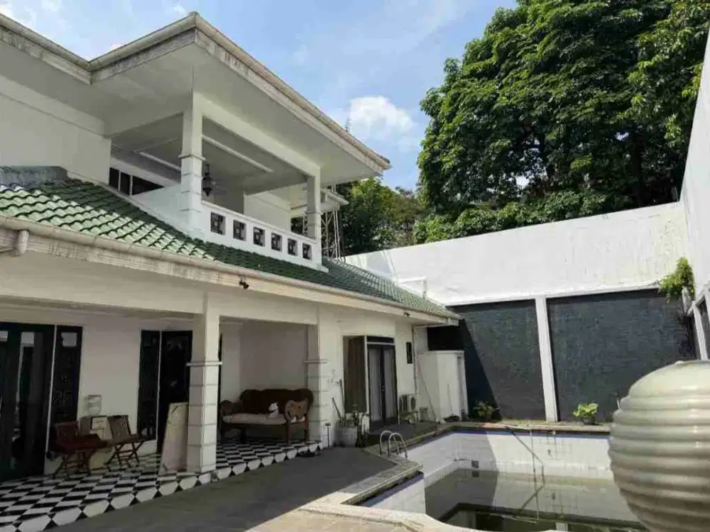 RUMAH 2 LANTAI TERAWAT DAN SIAP HUNI, SWIMMING POOL, TANAH LUAS.
KEMANG JAKARTA SELATAN