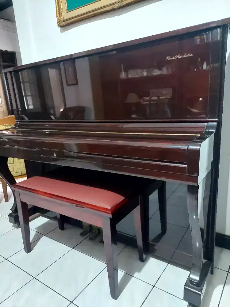 PIANO akustik model upright (tegak)