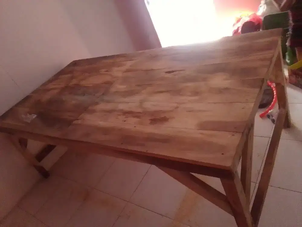 Meja kayu besar