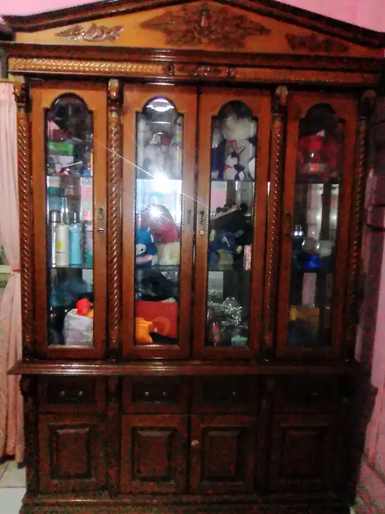 Lemari Hias Besar Klasik Ukiran Mewah 4 Pintu 3 Susun