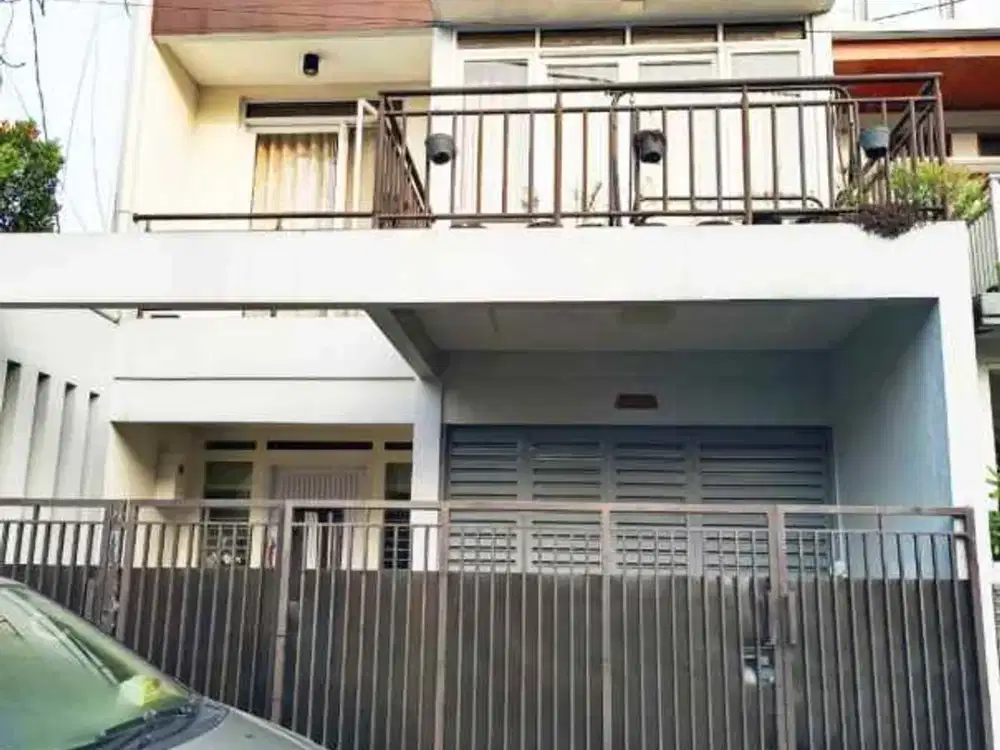 Rumah 3 Lantai Terawat di Cikutra Baru Kota Bandung