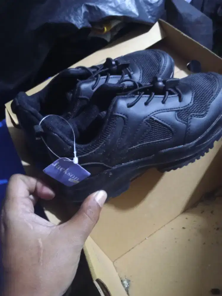 Sepatu sekolah anak