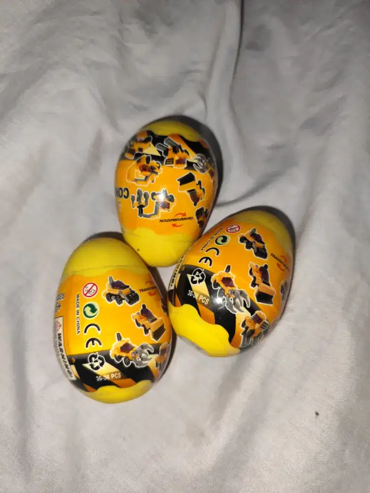 Mainan telur isi lego kontruksi